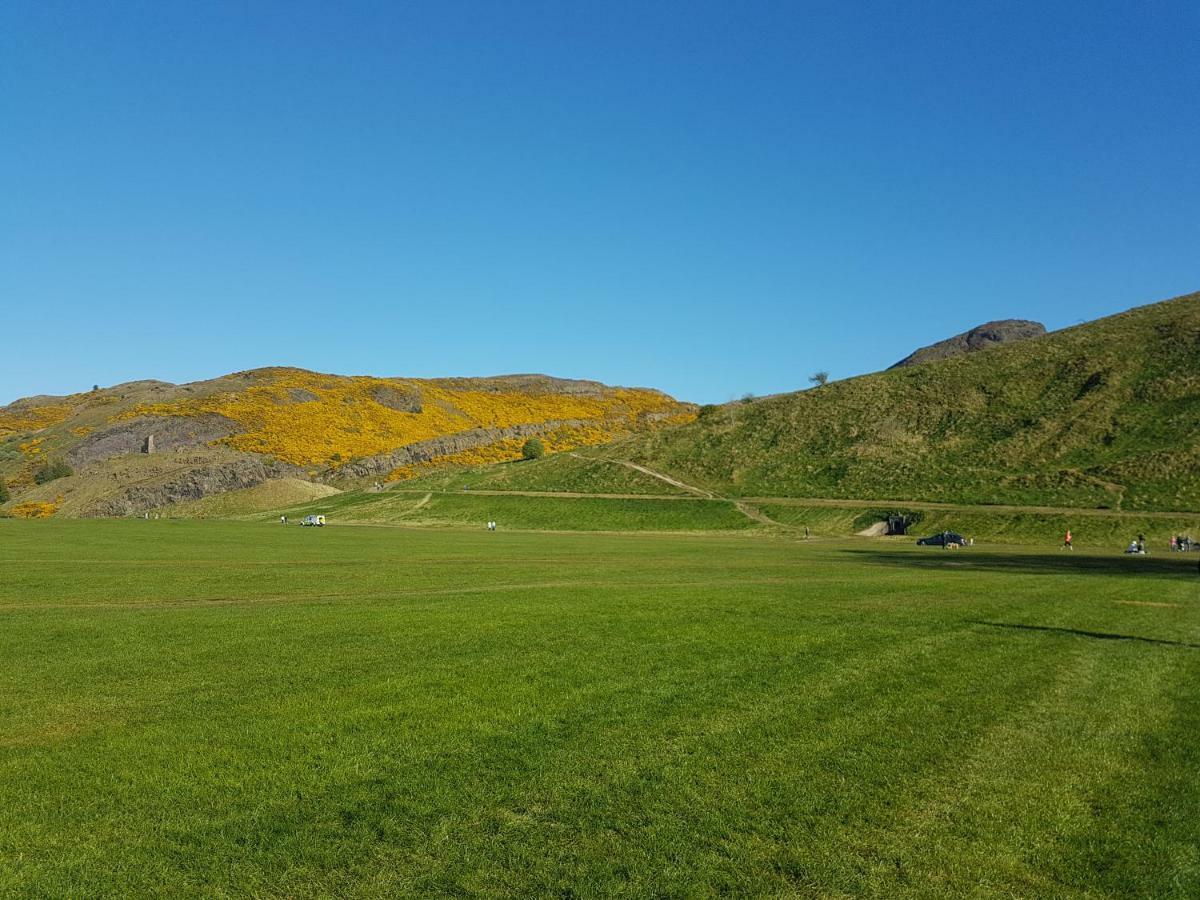 Beautiful Holyrood Park Apartment Edinburgh Bagian luar foto